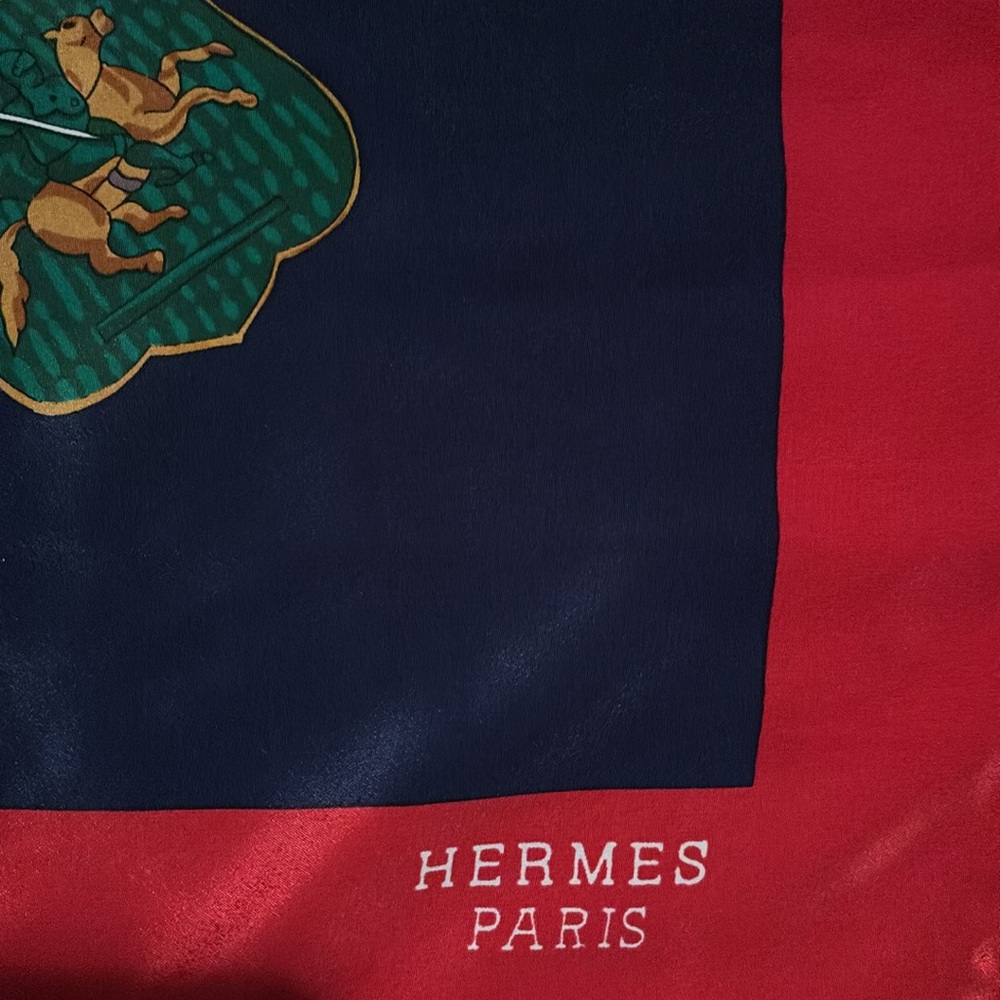Authentic Vintage Hermès Paris Lion Crest Silk Scarf. 35”x35” - Picture 4 of 5